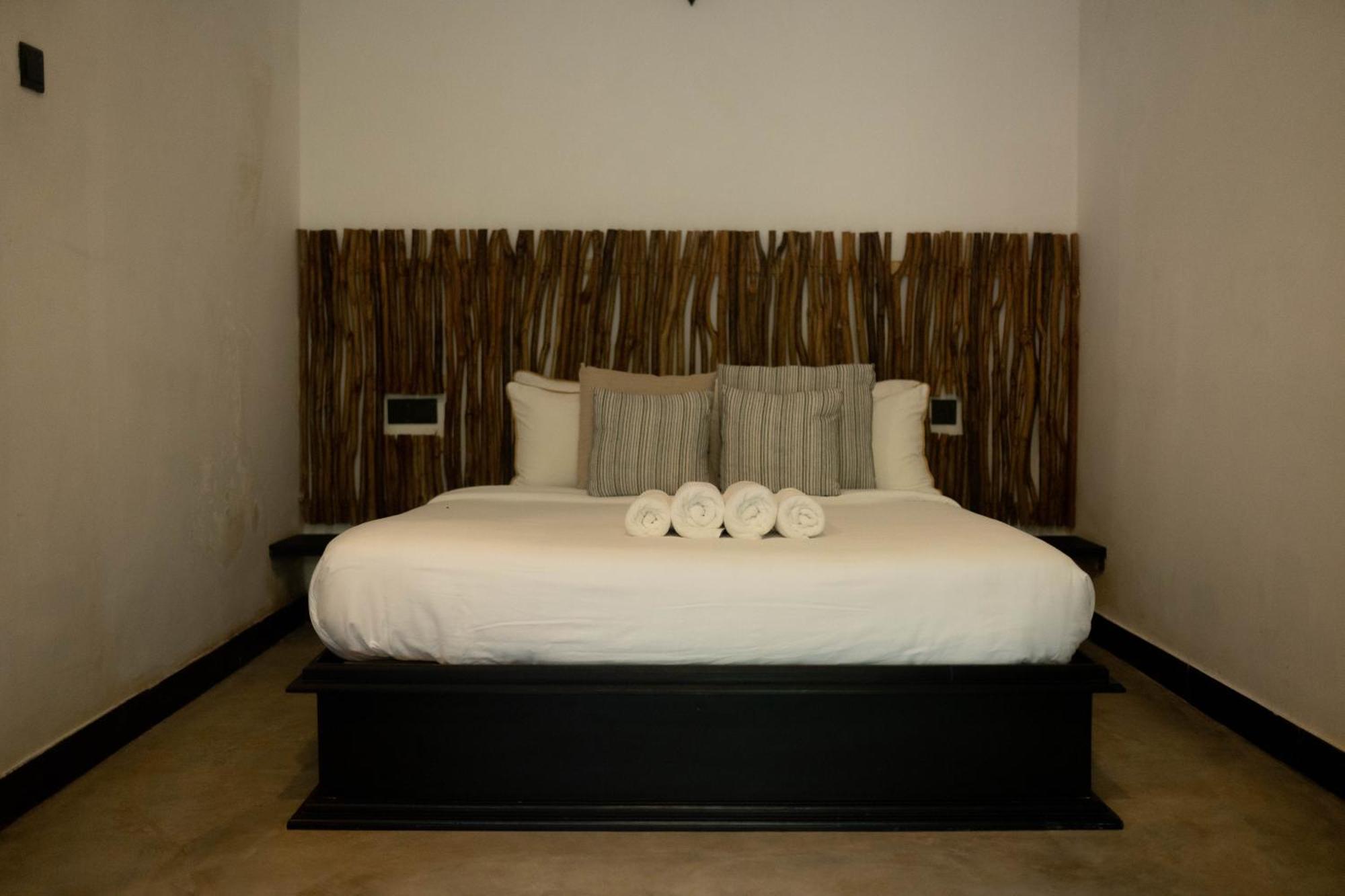 Banana Bunks Hostel *